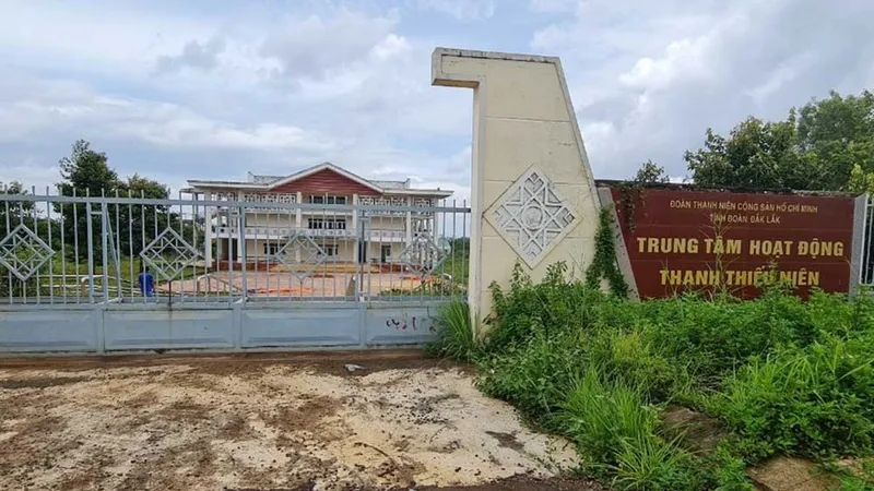 Trung tâm Hoạt động thanh thiếu niên tỉnh Đắk Lắk được đầu tư xây dựng hơn 52 tỷ đồng nhưng bỏ hoang nhiều năm nay. Ảnh: MAI CƯỜNG