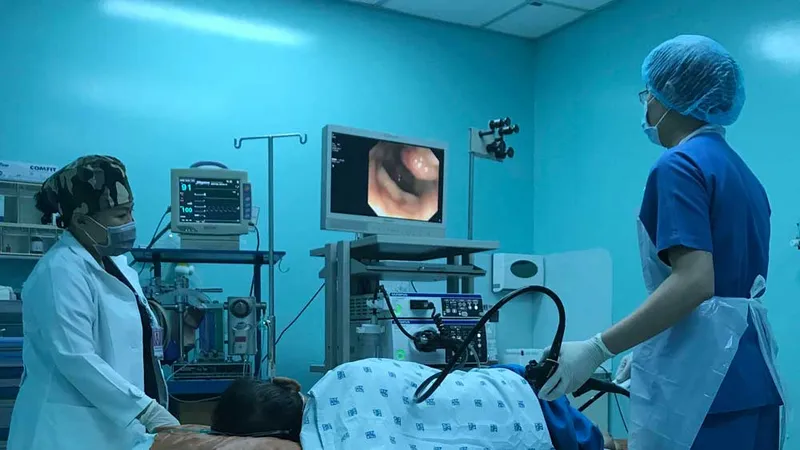 Bác sĩ đang nội soi trực tràng cho người bệnh