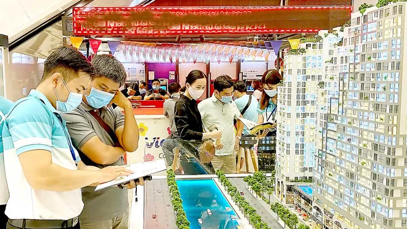 Người dân tìm hiểu giá căn hộ tại một dự án ở TPHCM. Ảnh: CAO THĂNG