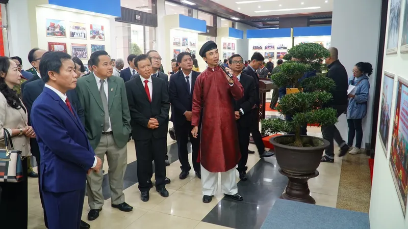 Triển lãm tranh ảnh “Nghĩa tình sâu nặng Việt - Lào”
