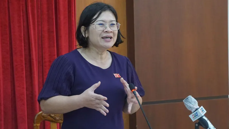 Bà Văn Thị Bạch Tuyết, Phó Trưởng đoàn chuyên trách Đoàn Đại biểu Quốc hội TPHCM phát biểu tại buổi giám sát
