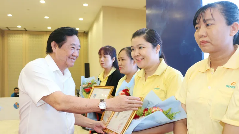 Ông Nguyễn Hoàng Thao, Phó Bí thư Thường trực Tỉnh ủy Bình Dương trao giấy chứng nhận hoàn thành lớp nhận thức về Đảng cho đoàn viên công đoàn ưu tú trong DN ngoài khu vực nhà nước
