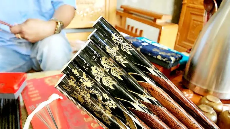 Sản phẩm của Lê Thanh Triển phong phú, đa dạng, đưa các hình ảnh con rồng, cá chép, chim hạc... lên cây đũa. Ảnh: MINH PHONG