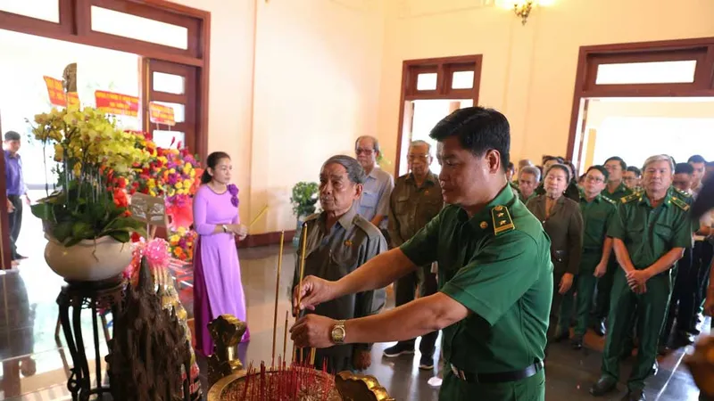 Ông Lê Minh Khoa, Chỉ huy trưởng Lực lượng TNXP TPHCM, cùng nhiều đoàn viên, thanh niên thắp hương tưởng nhớ cố Thủ tướng Võ Văn Kiệt trong chuyến đi về nguồn tại tỉnh Vĩnh Long