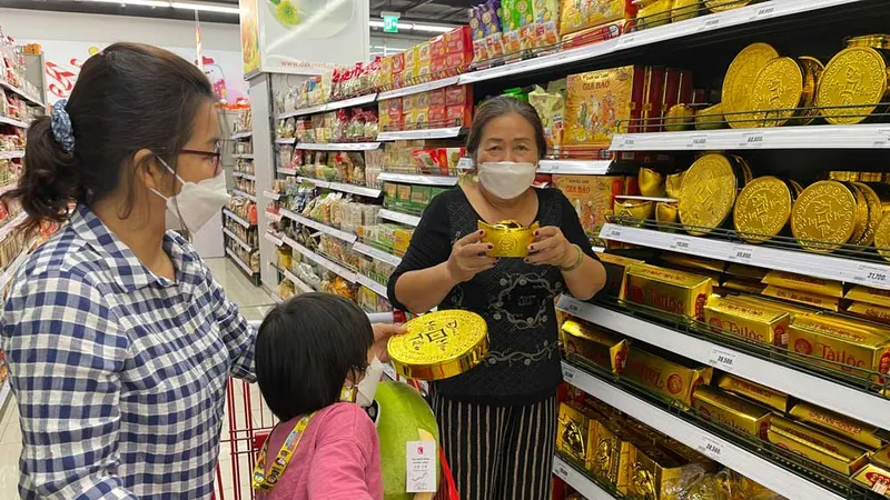 Người dân mua sắm tại một siêu thị. Ảnh: HOÀNG HÙNG