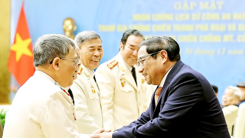 Thủ tướng Phạm Minh Chính thăm hỏi các nhân chứng lịch sử của lực lượng Công an nhân dân. Ảnh: VIẾT CHUNG