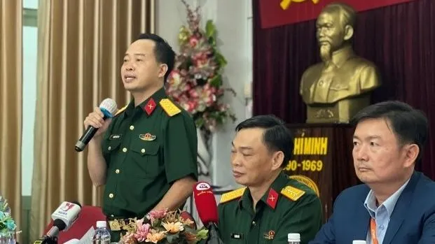 Đại tá Nguyễn Tiến Sơn thông tin với báo chí về vụ việc tại Trường Quân sự Quân khu 7.