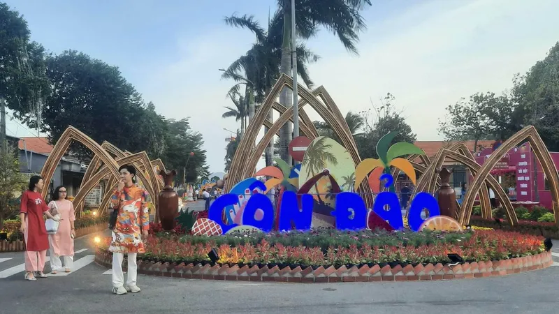 Đường hoa Côn Đảo chiều mùng 2 Tết Quý Mão