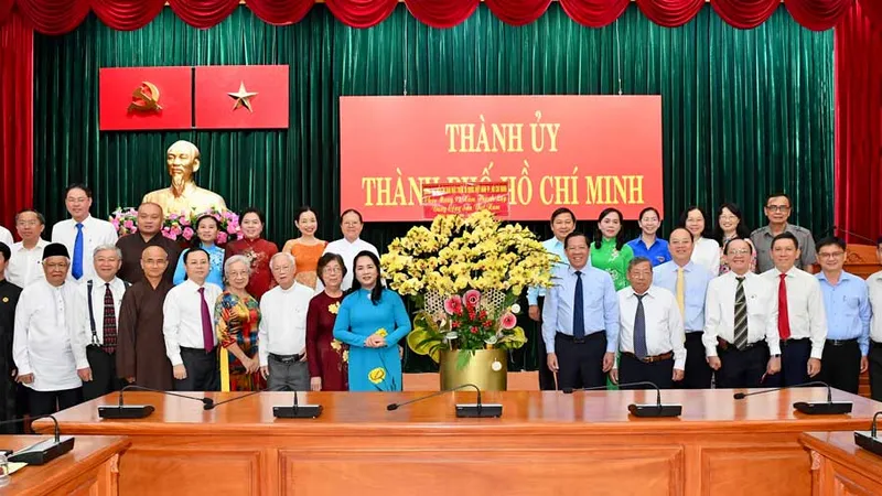 Các đồng chí lãnh đạo TPHCM tiếp Đoàn đại biểu nhân sĩ, trí thức, dân tộc, tôn giáo. Ảnh: VIỆT DŨNG