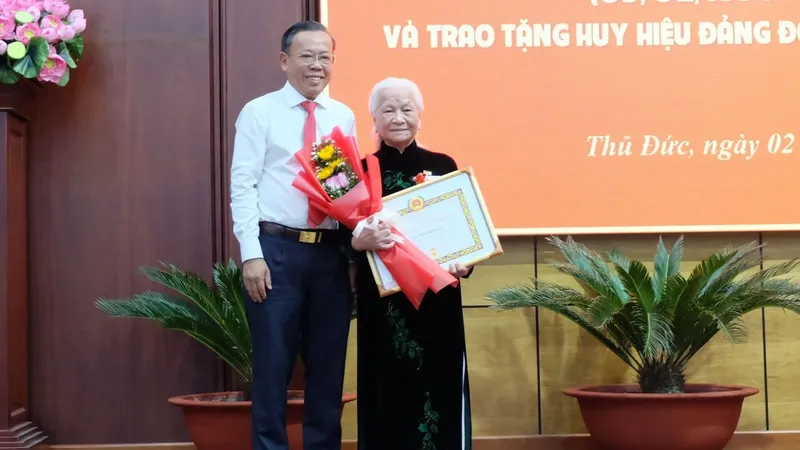 Thành ủy TP Thủ Đức trao Huy hiệu Đảng cho 88 đồng chí cao tuổi Đảng