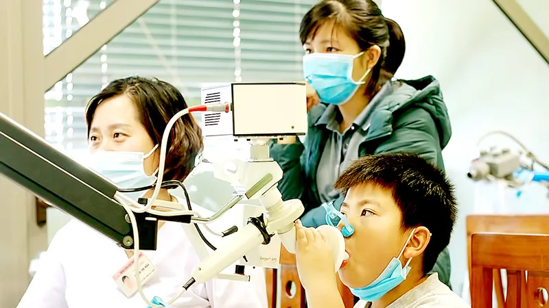 Thời tiết nồm ẩm khiến cho trẻ em dễ mắc bệnh về hô hấp