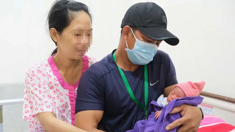 Vợ chồng chị H.A.N. hạnh phúc khi con chào đời khỏe mạnh