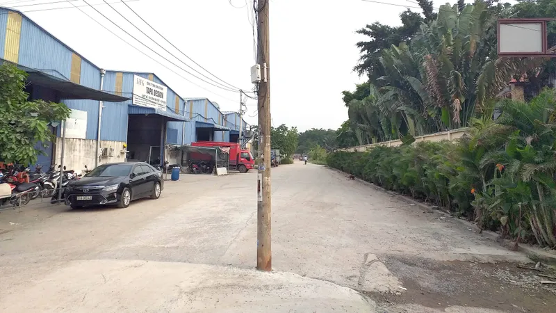 Cột điện “mọc” giữa đường