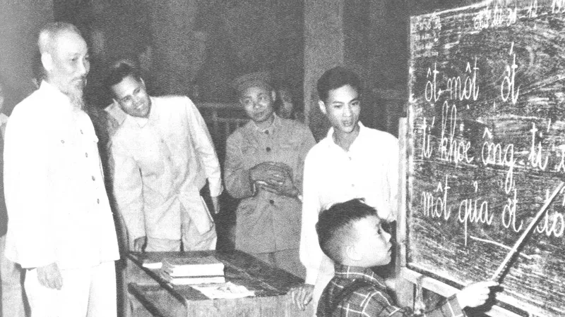 Chủ tịch Hồ Chí Minh thăm lớp học vỡ lòng phố Hàng Than, Hà Nội 1958. Ảnh: TƯ LIỆU