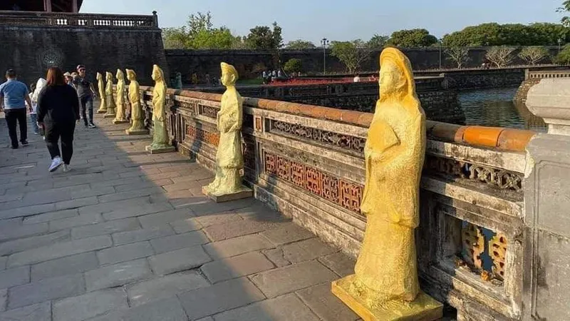 Di dời các bức tượng “lạ” trước Ngọ Môn gây xôn xao dư luận