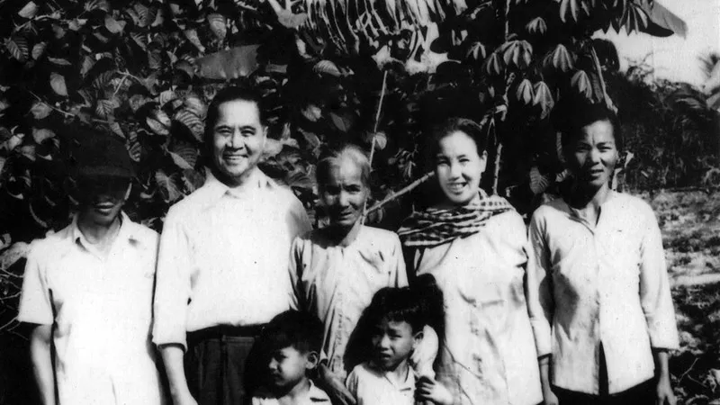 Đồng chí Huỳnh Tấn Phát (thứ hai từ trái sang) chụp ảnh cùng gia đình trong lần về thăm quê hương. Ảnh: BẢO TÀNG TỈNH BẾN TRE