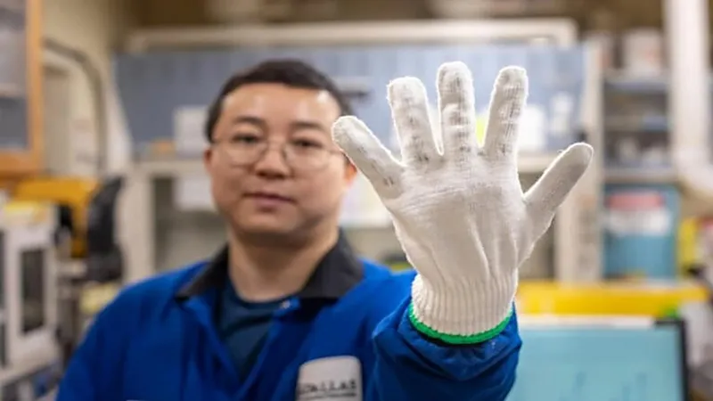 Găng tay được dệt từ chỉ nano có thể sản xuất điện