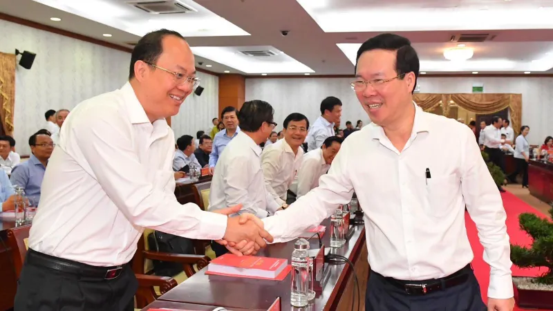 Tạo môi trường thuận lợi và khuyến khích, bảo vệ cán bộ làm việc vì lợi ích chung