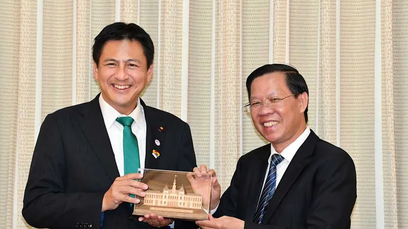 Chủ tịch UBND TPHCM Phan Văn Mãi tặng quà lưu niệm cho ông Takei Shunsuke, Thứ trưởng Bộ Ngoại giao Nhật Bản. Ảnh: VIỆT DŨNG