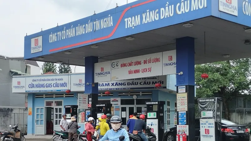 Cây xăng gần Cầu Mới thuộc Tổng Công ty Tín Nghĩa