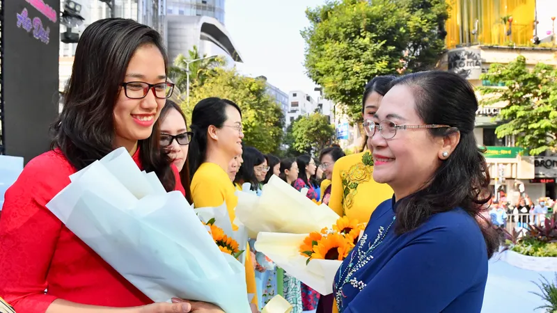 Đưa phong trào phụ nữ và hoạt động hội phát triển mạnh mẽ, toàn diện