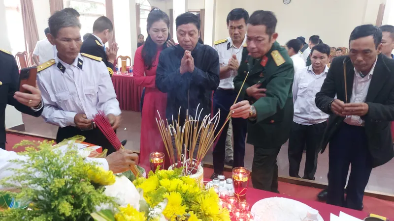 Ban liên lạc cựu chiến binh Gạc Ma - tàu HQ 604 dâng hương tưởng niệm các anh hùng liệt sĩ Gạc Ma
