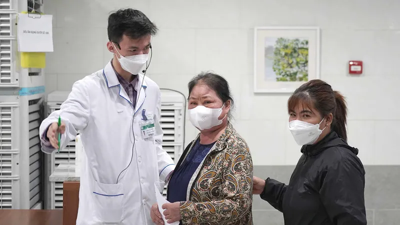 Nhân viên y tế thường xuyên chịu áp lực trong công việc. Ảnh: QUANG PHÚC
