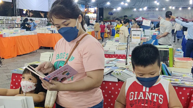 Phụ huynh chọn sách cho con ở một nhà sách tại TPHCM