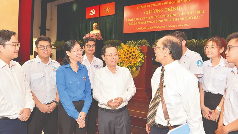 Phó Bí thư Thành ủy TPHCM Nguyễn Văn Hiếu trao đổi với sinh viên tiêu biểu. Ảnh: CAO THĂNG
