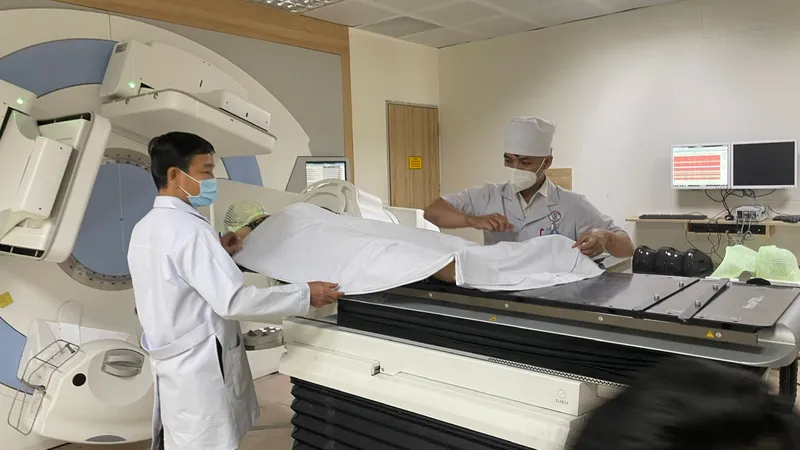 Bác sĩ Bệnh viện Chợ Rẫy xạ trị cho bệnh nhân sáng 23-3