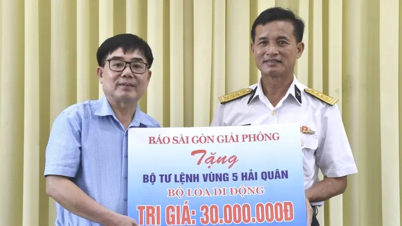  Đại diện Báo Sài Gòn Giải phóng trao quà tặng cán bộ, chiến sĩ Vùng 5 Hải quân. Ảnh: Văn Định