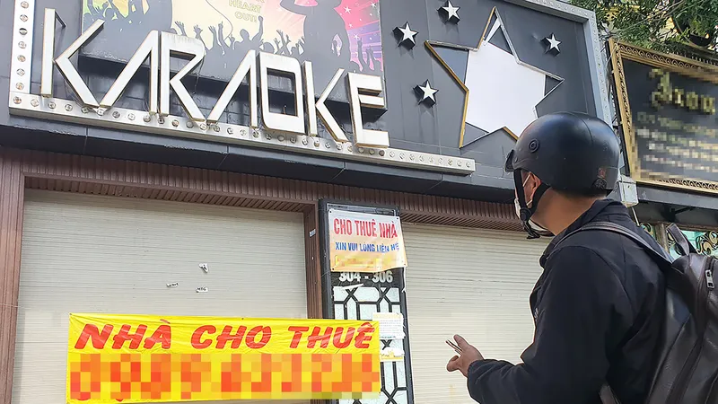 Một quán karaoke ở quận Bình Tân đóng cửa trả mặt bằng. Ảnh: ĐÔNG SƠN