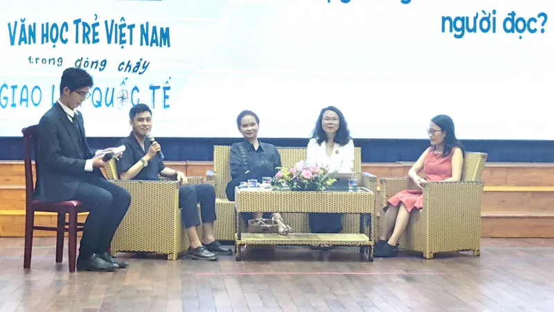 Nhà văn trẻ Huỳnh Trọng Khang (thứ 2 từ trái qua) tại chương trình Văn học trẻ Việt Nam trong dòng chảy giao lưu quốc tế
