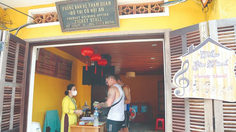 Du khách quốc tế mua vé tham quan phố cổ Hội An (tỉnh Quảng Nam). Ảnh: NGUYỄN CƯỜNG