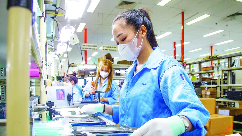 Sản xuất thiết bị điện tử tại nhà máy Data Logic trong Khu Công nghệ cao TPHCM. Ảnh: HOÀNG HÙNG