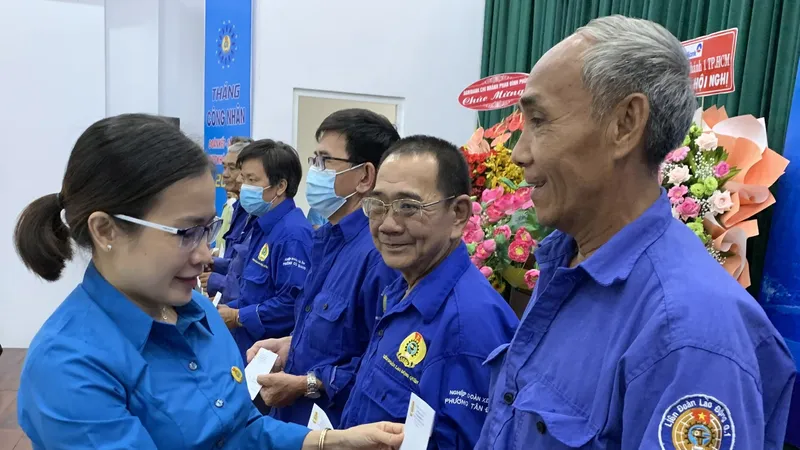 Liên đoàn Lao động quận 1 (TPHCM) trao quà biểu dương đoàn viên nghiệp đoàn xe ôm khó khăn, có thành tích tham gia bảo vệ trật tự an toàn xã hội