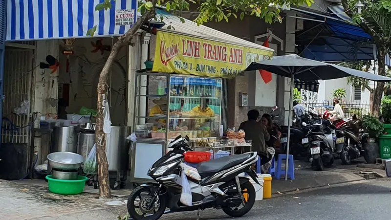 Quán ăn ở đường 79, phường Tân Quy, quận 7 (TPHCM) bày bàn ghế, biển hiệu, để xe của khách lấn chiếm hết lề đường