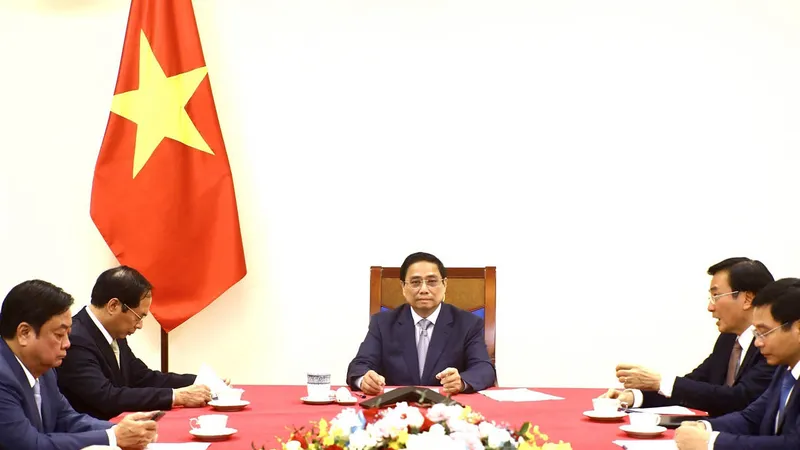 Thủ tướng Chính phủ Phạm Minh Chính điện đàm với Thủ tướng Quốc vụ viện Trung Quốc Lý Cường. Ảnh: TTXVN