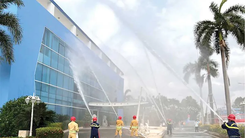 Lực lượng PCCC&CNCH Công an huyện Bình Chánh phối hợp với lực lượng PCCC tại chỗ chữa cháy