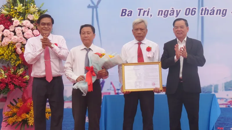 Lãnh đạo tỉnh Bến Tre trao Nghị quyết và hoa chúc mừng Chủ tịch thị trấn Tiệm Tôm