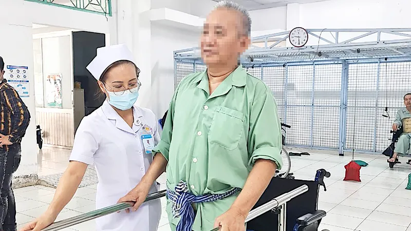 Bệnh nhân L.V.P. (60 tuổi, ngụ TPHCM) đang tập vật lý trị liệu tại Bệnh viện Phục hồi chức năng - điều trị bệnh nghề nghiệp TPHCM