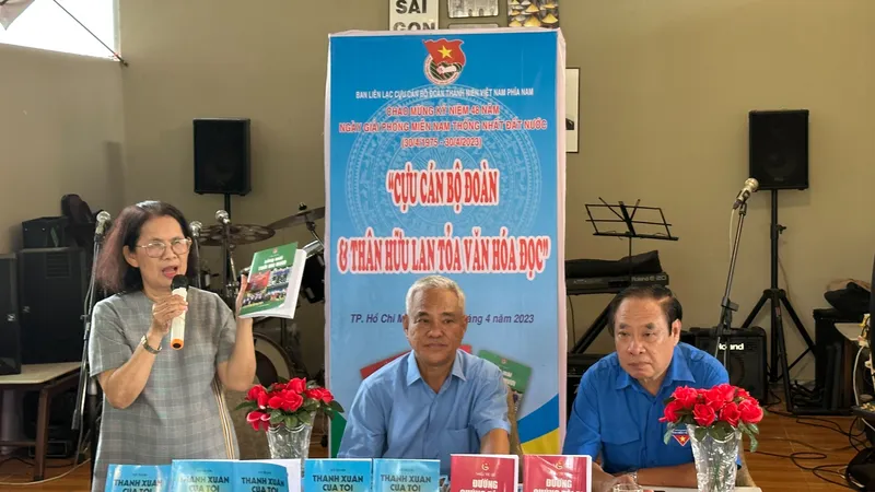 TS Quách Thu Nguyệt giới thiệu những ấn phẩm mà Ban liên lạc cựu cán bộ Đoàn Thanh niên Việt Nam phía Nam đã thực hiện