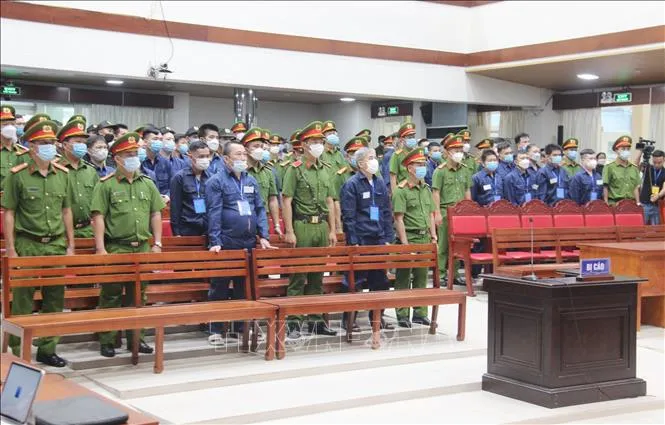 Nộp hơn 164 tỷ đồng, 2 bị cáo buôn lậu xăng dầu được giảm án
