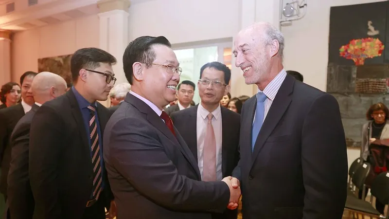 Chủ tịch Quốc hội Vương Đình Huệ với đại biểu. Ảnh: TTXVN