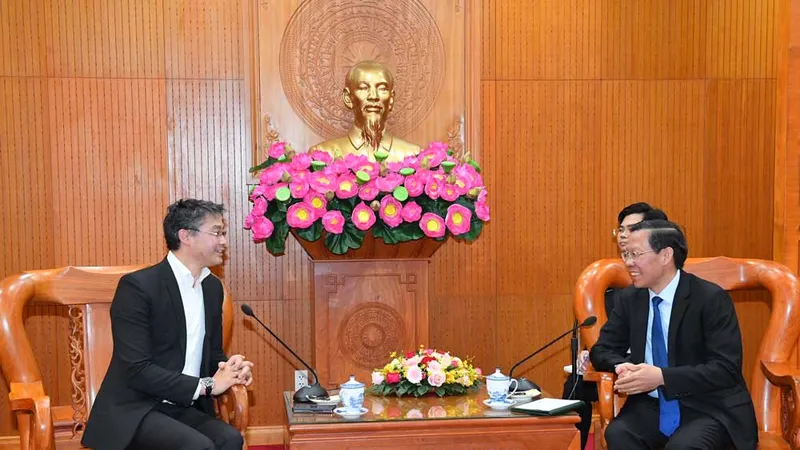 Chủ tịch UBND TPHCM Phan Văn Mãi tiếp ông Philipp Rosler, Lãnh sự danh dự Việt Nam tại Thụy Sĩ. Ảnh: VIỆT DŨNG
