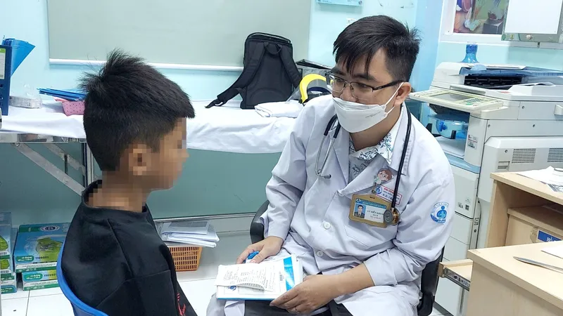 Bác sĩ Bệnh viện Nhi đồng 1 đang thăm khám cho trẻ mắc hội chứng TIC
