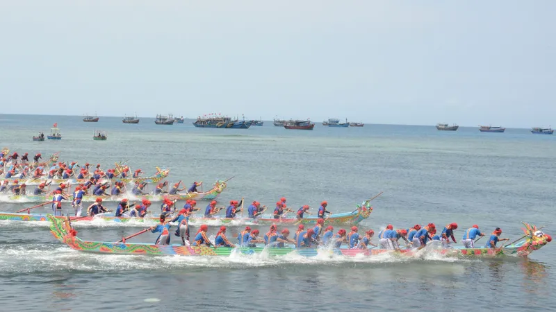 Hàng nghìn người dân, du khách đổ về đảo Lý Sơn xem Hội đua thuyền tứ linh