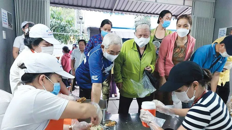 Người bệnh và thân nhân nhận phần ăn miễn phí ở bếp yêu thương