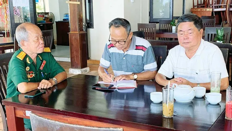 Từ trái qua phải: Đại tá, nhà văn Đỗ Viết Nghiệm, nhà báo Trịnh Phi Long và Trung tướng Châu Văn Mẫn thảo luận về việc dựng bia tưởng niệm, ghi danh các di tích