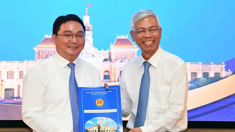 Phó Chủ tịch UBND TPHCM Võ Văn Hoan trao quyết định cho ông Nguyễn Trần Bình. Ảnh: VIỆT DŨNG 